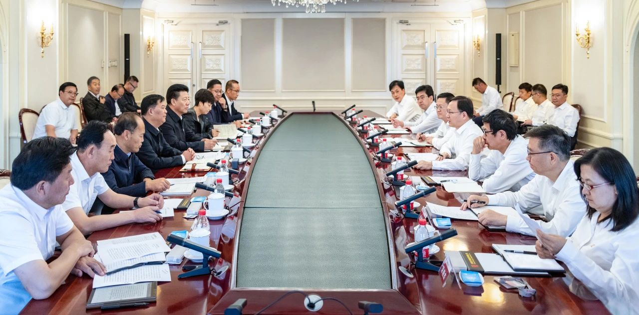 大唐集團總經(jīng)理、黨組副書記張傳江與青海省海南州委書記呂剛、州長尕瑪朋措會談