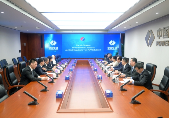 中國(guó)電建黨委書記、董事長(zhǎng)丁焰章與沙特國(guó)際電力和水務(wù)公司董事長(zhǎng)阿布納亞舉行會(huì)談