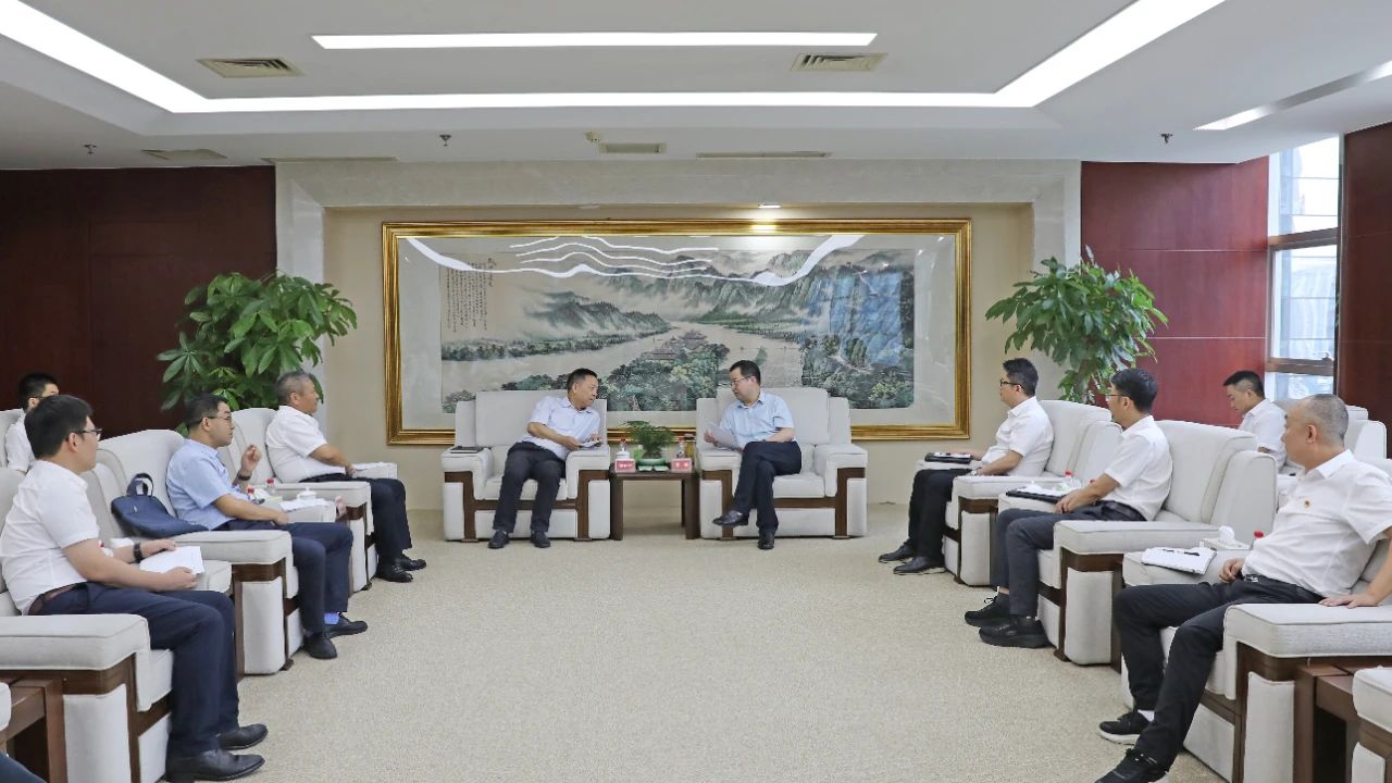 大唐四川公司黨委書記、董事長梁華與水電十局黨委書記、董事長范開平會談