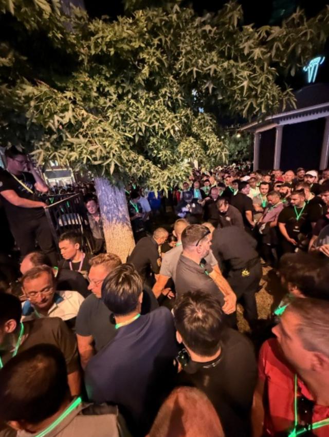 馬斯克：現(xiàn)場(chǎng)有人突發(fā)疾病，特斯拉Robotaxi發(fā)布會(huì)推遲