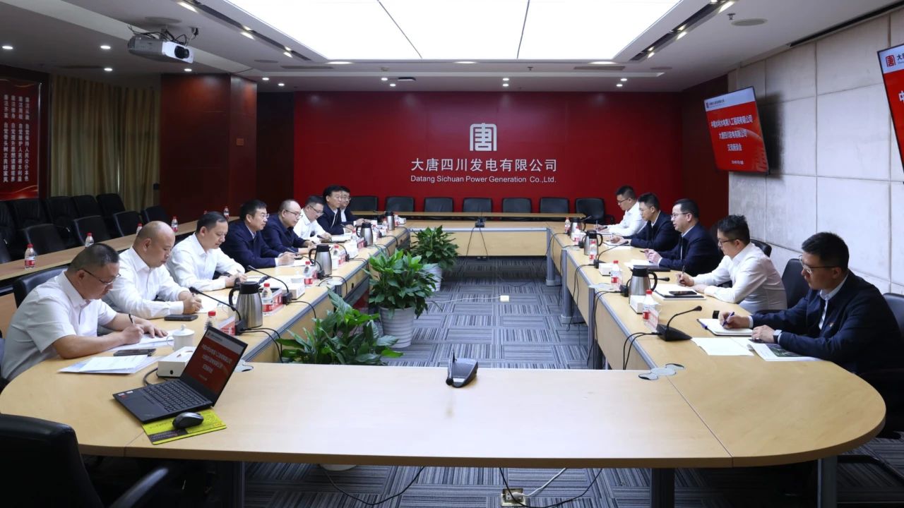 梁華與水電八局黨委書記、董事長(zhǎng)姜清華會(huì)談