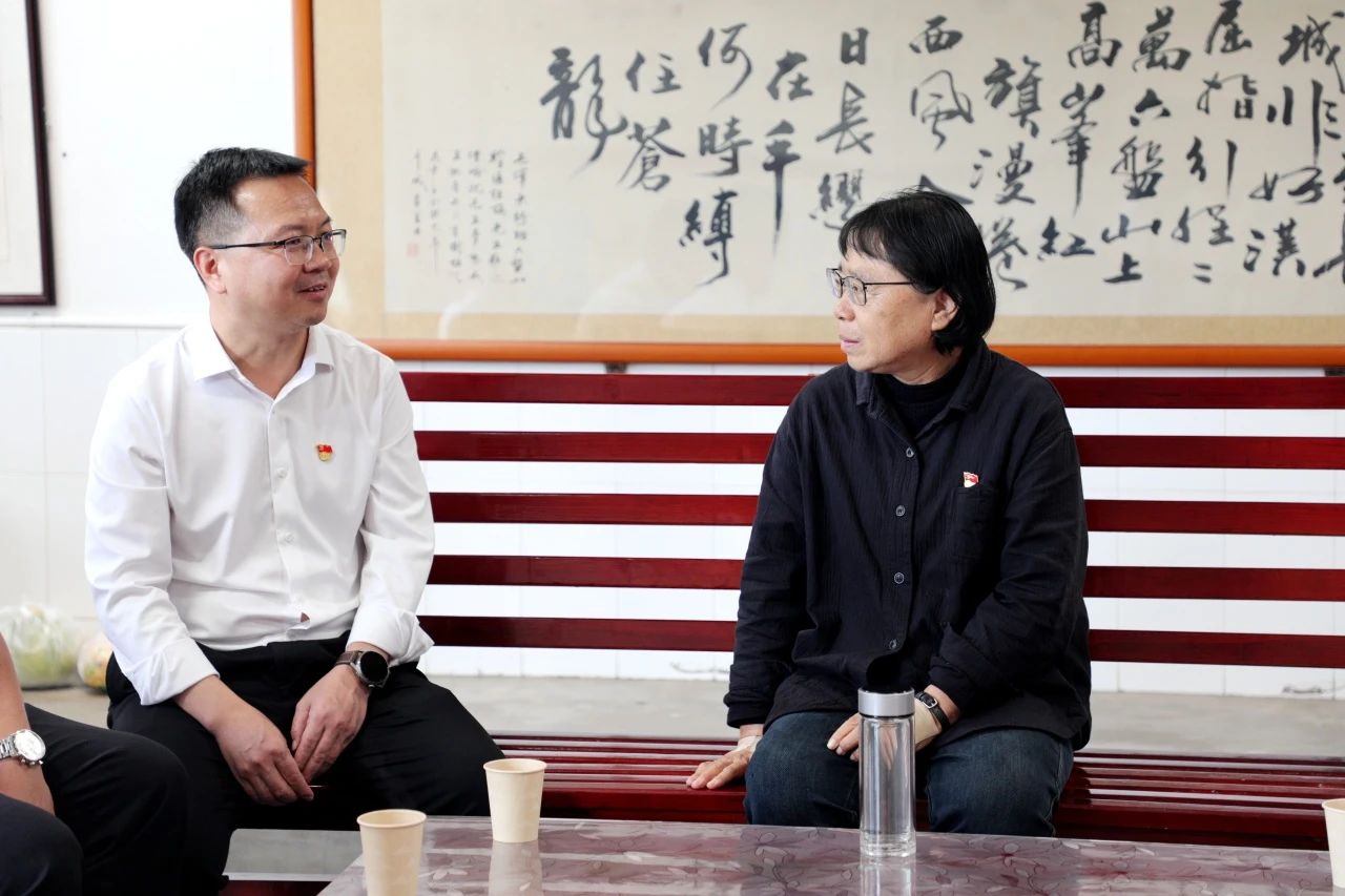 大唐云南公司黨委書記、董事長王繼才到華坪女高看望張桂梅老師