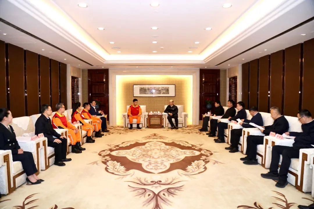 國務(wù)院國資委黨委舉辦“時代楷?！备咝逻B心橋黨員服務(wù)隊(duì)先進(jìn)事跡報告會