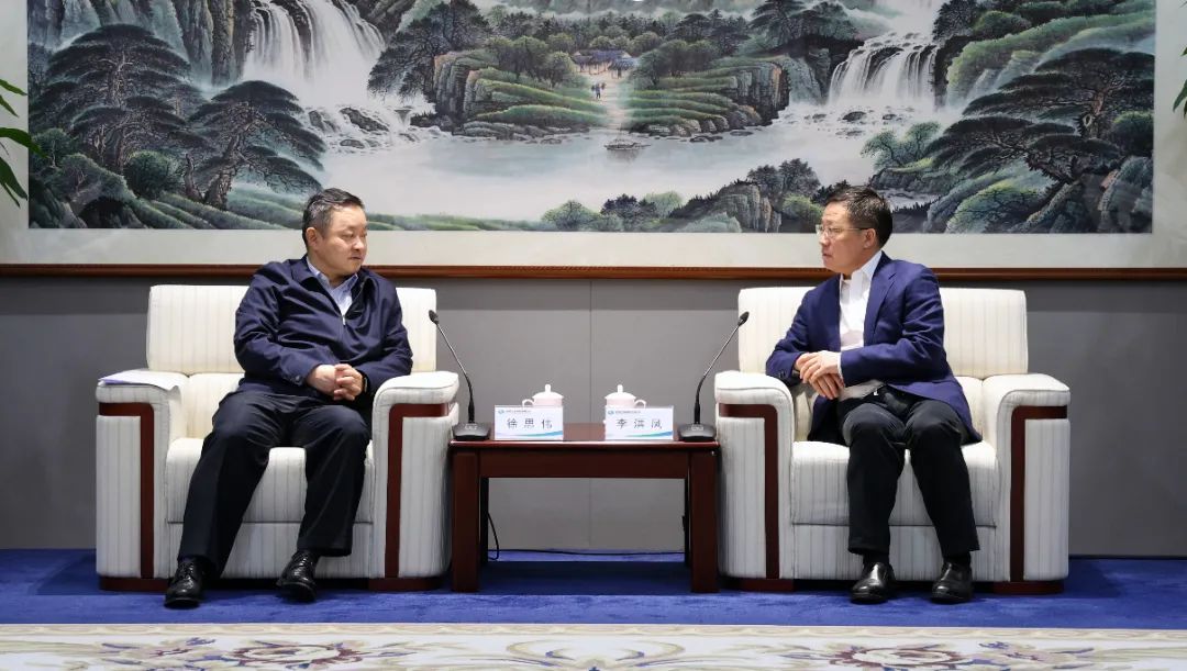 中國電氣裝備黨委書記、董事長李洪鳳會見中國國新黨委書記、董事長徐思偉