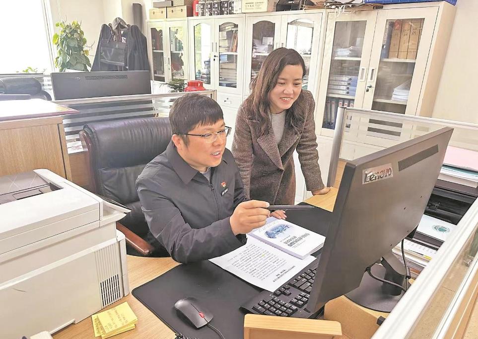 李洪偉：發(fā)揮專長(zhǎng)援藏，助力智庫建設(shè)