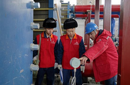 國(guó)網(wǎng)若羌縣供電公司走訪(fǎng)巡檢送上門(mén) 供電服務(wù)暖民心