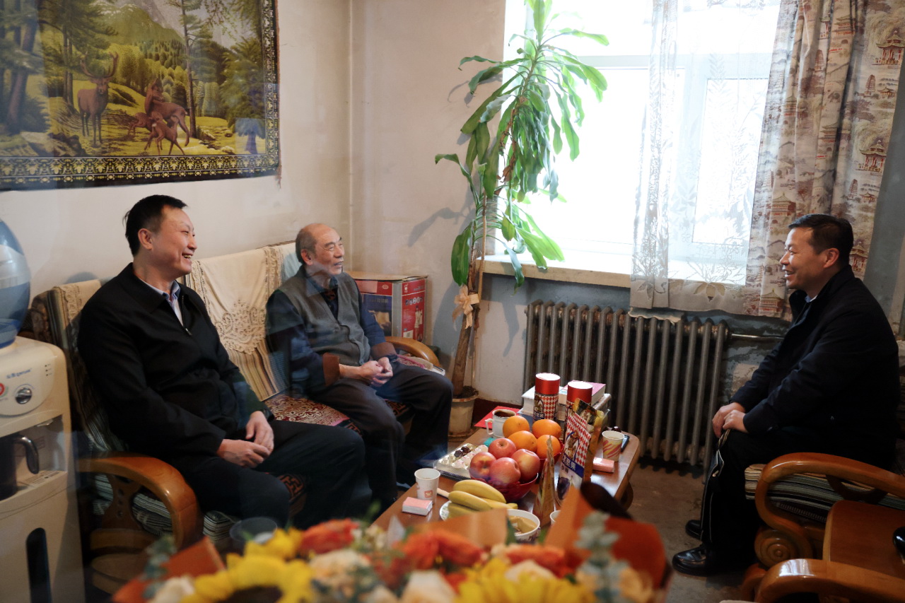 黃河公司黨委副書(shū)記于淼走訪慰問(wèn)老黨員、退休干部周新光