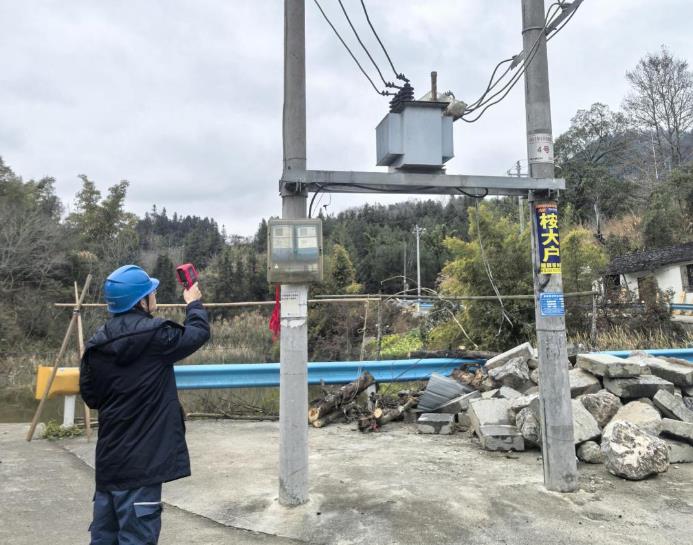 貴州荔波供電局春節(jié)供電不“打烊”，守護(hù)佳節(jié)年味濃