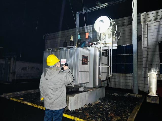 國(guó)網(wǎng)偃師供電公司全力應(yīng)對(duì)風(fēng)雪，確保供電穩(wěn)定