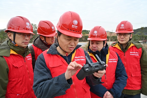 國(guó)網(wǎng)分宜縣供電公司生產(chǎn)技術(shù)部黨支部開展“新春第一巡”