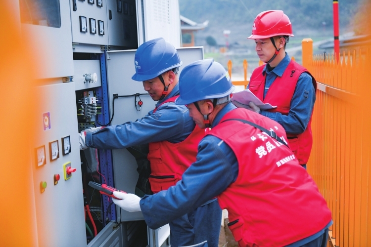 貴州電網(wǎng)6000萬元建設(shè)配電網(wǎng) 消除臺(tái)區(qū)重過載低電壓?jiǎn)栴}