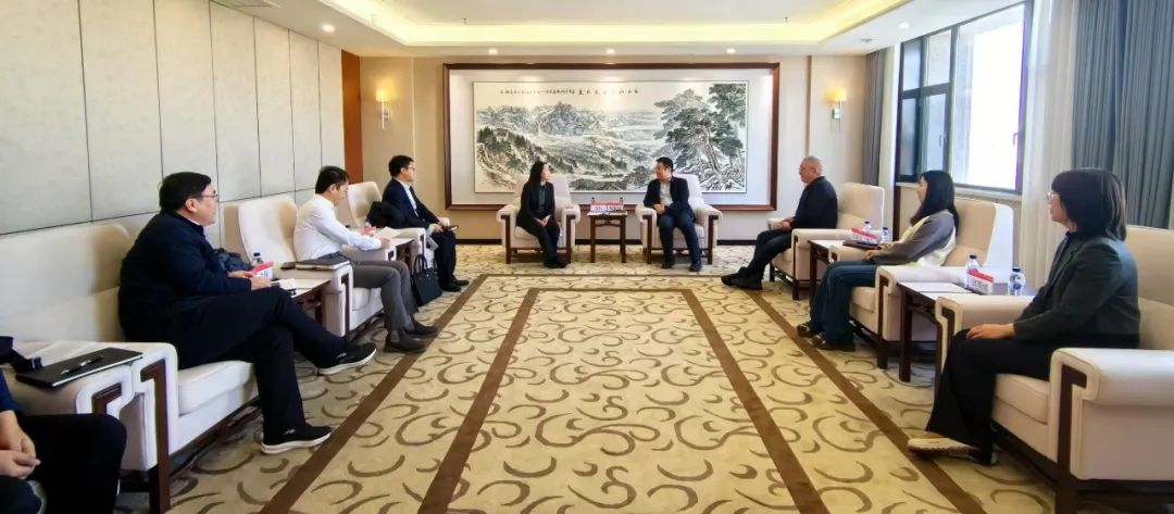 中國(guó)農(nóng)業(yè)銀行吉林省分行黨委委員、副行長(zhǎng)兼長(zhǎng)春分行黨委書記、行長(zhǎng)曹紅一行拜訪華電吉林公司