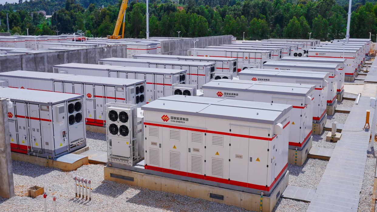 加速新型電力系統(tǒng)構(gòu)建 鵬輝能源助力大理祥云縣工業(yè)園400MWh共享儲能電站并網(wǎng)