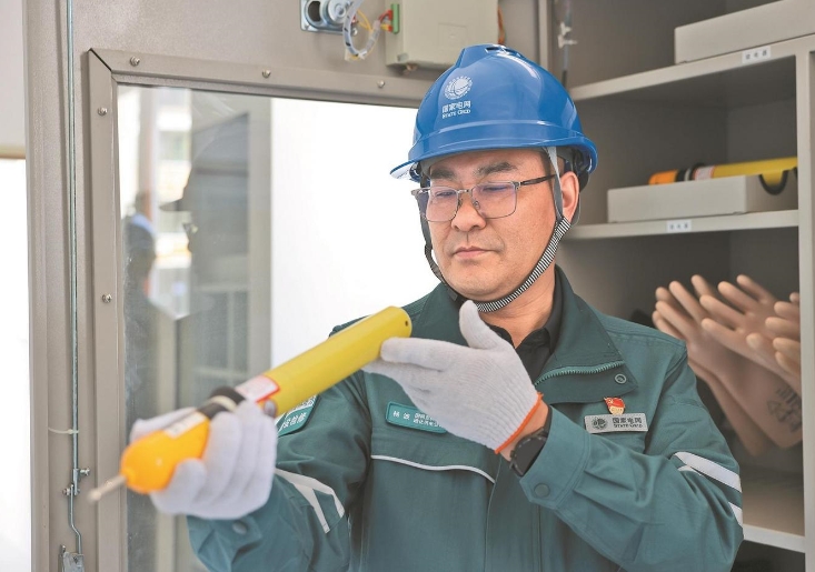 鄉(xiāng)親們的燈亮了，我的心就踏實了——記全國勞動模范楊波