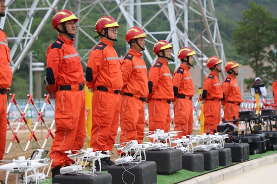 國網(wǎng)天水供電公司無人機(jī)班組里的 “老兵飛手” 用堅(jiān)守續(xù)寫軍人本色