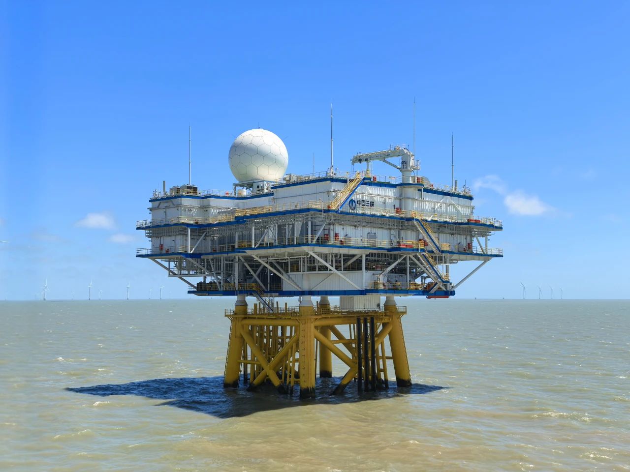 我國(guó)首個(gè)搭載氣象雷達(dá)的海上升壓站安裝完成